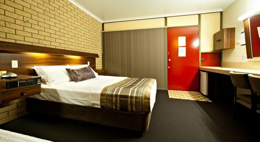 Sarina Motor Inn Room photo